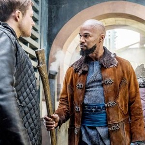 ROBIN HOOD, FROM LEFT: TARON EGERTON AS ROBIN HOOD, JAMIE FOXX AS LITTLE JOHN, 2018. PH: ATTILA SZVACSEK/© LIONSGATE