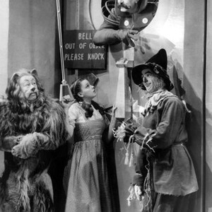 WIZARD OF OZ, Bert Lahr, Judy Garland, Frank Morgan, Ray Bolger, 1939, knocking on the door