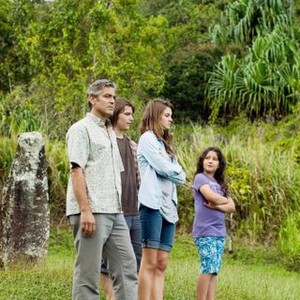THE DESCENDANTS, from left: George Clooney, Nick Krause, Shailene Woodley, Amara Miller, 2011. ph: Merie Weismiller Wallace/TM and copyright ©Fox Searchlight Pictures. All rights reserved