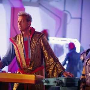 THOR: RAGNAROK, L-R: JEFF GOLDBLUM AS GRANDMASTER, RACHEL HOUSE AS TOPAZ, 2017. PH: JASIN BOLAND/© MARVEL/© WALT DISNEY STUDIOS MOTION PICTURES