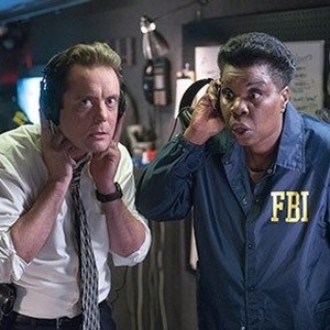 (L-R) Jon Daly as Dective and Leslie Jones as Dective in "Masterminds." photo 1