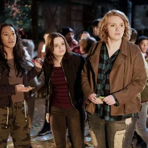 WISH UPON,
FROM LEFT, SYDNEY PARK, JOEY KING, SHANNON PURSER, 2017. PH: STEVE WILKIE. ©BROAD GREEN PICTURES