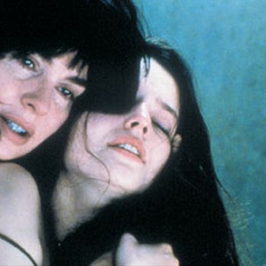 (l to r): Anne Parillaud (Jeanne) with Roxanne Mesquida (The Actress) in a scene from SEX IS COMEDY directed by Catherine Breillat. photo 17