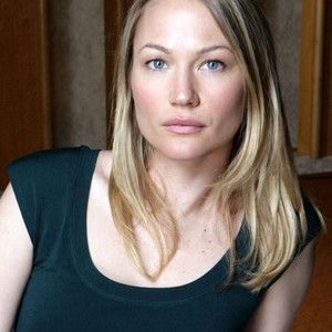 Sarah Wynter as Beth Walsh