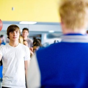 17 AGAIN, (aka SEVENTEEN AGAIN), Zac Efron (left), Hunter Parrish (from behind), 2009. ©New Line