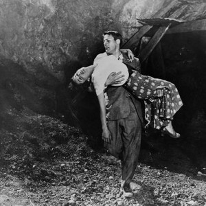 INVASION OF THE BODY SNATCHERS, Dana Wynter (front), Kevin McCarthy, 1956