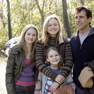 DAN IN REAL LIFE, Brittany Robertson, Alison Pill, Marlene Lawston (foreground), Steve Carell, 2007. ©Buena Vista Pictures