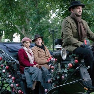 THE PRINCESS SWITCH, (SEATED IN CARRIAGE BEHIND DRIVER, LEFT TO RIGHT): VANESSA HUDGENS, SAM PALLADIO, 2018. PH: GABRIEL HENNESSEY/© NETFLIX