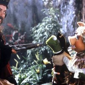 MUPPET TREASURE ISLAND, from left: Tim Curry, Kermit the Frog, Miss Piggy, 1996, ©Buena Vista Pictures