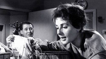 Woman in a Dressing Gown | Rotten Tomatoes