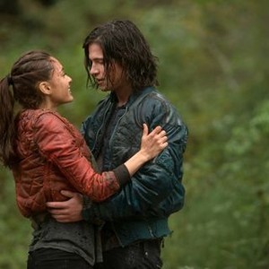 The 100, Lindsey Morgan (L), Thomas McDonell (R), 'Twilight's Last Gleaming', Season 1, Ep. #5, 04/16/2014, ©KSITE