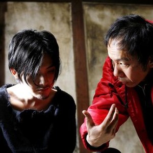 NIGHTMARE DETECTIVE, (aka AKUMU TANTEI), from left: Ryuhei Matsuda, writer/director Shinya Tsukamoto, on set, 2006. ©Weinstein Company