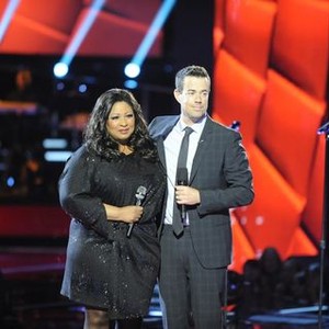 The Voice, Kim Yarbrough (L), Carson Daly (R), 'Live Results: 4 Go Home', Season 2, Ep. #11, 04/03/2012, ©NBC
