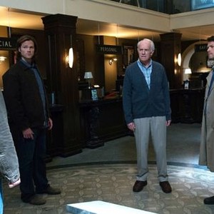 Supernatural, from left: Jensen Ackles, Jared Padalecki, Mike Farrell, Misha Collins, 'Hunteri Heroici', Season 8, Ep. #8, 11/28/2012, ©KSITE