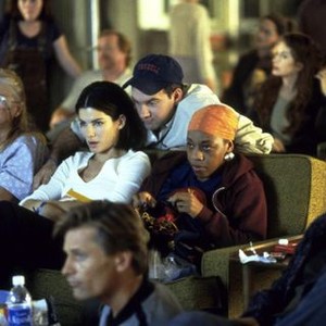 28 DAYS, center from left: Sandra Bullock, Mike O'Malley, Marianne Jean-Baptiste, 2000, ©Columbia Pictures