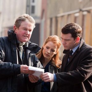 THE DEBT, from left: director John Madden, Jessica Chastain, Sam Worthington, on set, 2010. ph: Laurie Sparham/©Focus Features