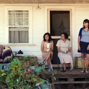 THE SAPPHIRES, Deborah Mailman (sitting, center), Miranda Tapsell (right), 2012. ©Weinstein Company