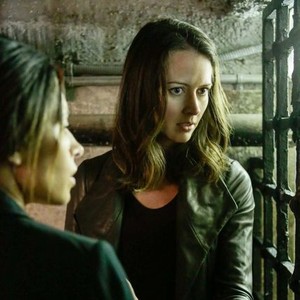 Person of Interest, Sarah Shahi (L), Amy Acker (R), 'Mors Praematura', Season 3, Ep. #6, 10/29/2013, ©CBS