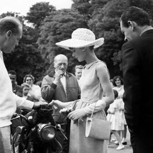 PARIS WHEN IT SIZZLES, foreground from left: director Richard Quine, Audrey Hepburn, William Holden, on set, 1964 pwis1964l-fsct21(pwis1964l-fsct21)