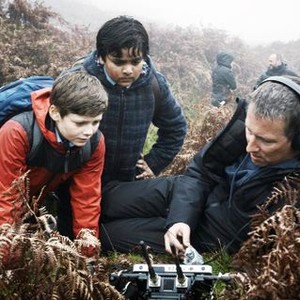 THE KID WHO WOULD BE KING, FROM LEFT: LOUIS ASHBOURNE SERKIS, DEAN CHAUMOO, DIRECTOR JOE CORNISH, ON SET, 2019. PH: KERRY BROWN//TM & COPYRIGHT © TWENTIETH CENTURY FOX FILM CORP. ALL RIGHTS RESERVED.
