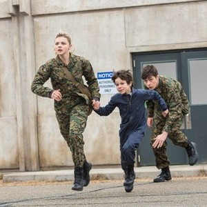 THE 5TH WAVE, (aka THE FIFTH WAVE), from left: Chloe Grace Moretz, Zackary Arthur, Nick Robinson, 2016. ph: Chuck Zlotnick/©Columbia Pictures