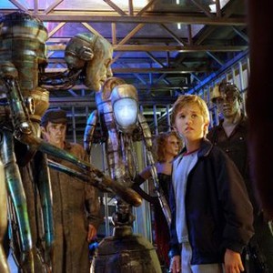 A.I. ARTIFICIAL INTELLIGENCE, Haley Joel Osment with uncredited robots, 2001.  (c) Warner Brothers