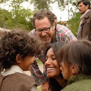 MIRAL, Freida Pinto (center, bottom), director Julian Schnabel (center, top), on set, 2010. ph: Jose Haro/©Weinstein Company