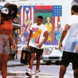 DO THE RIGHT THING, Bill Nunn (carrying radio), 1989, © Universal
