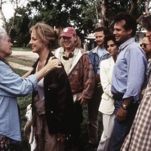 TWISTER, front from left: Lois Smith, Helen Hunt, rear from left: Philip Seymour Hoffman, Todd Field, Jami Gertz, Bill Paxton, 1996, © Warner Brothers
