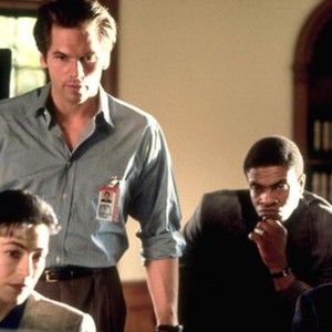 THE PUPPET MASTERS, Eric Thal (standing), Keith David (rear), Donald Sutherland (right), 1994, © Buena Vista