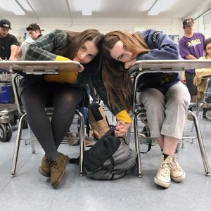 BOOKSMART, FROM LEFT: BEANIE FELDSTEIN, KAITLYN DEVER, ON-SET, 2019. © ANNAPURNA PICTURES