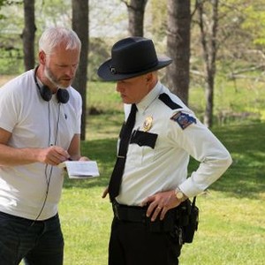 THREE BILLBOARDS OUTSIDE EBBING, MISSOURI, FROM LEFT: DIRECTOR MARTIN MCDONAGH, WOODY HARRELSON, ON SET, 2017. PH: MERRICK MORTON/TM & COPYRIGHT © FOX SEARCHLIGHT PICTURES. ALL RIGHTS RESERVED.