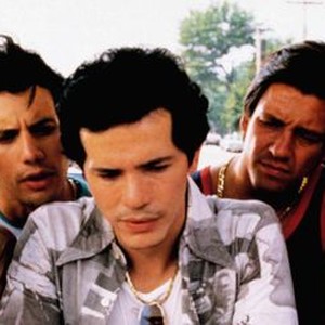 SUMMER OF SAM, from left: Saverio Guerra (hat), Brian Tarantina (rear), John Leguizamo (sunglasses), Ken Garito (necklace), Michael Rispoli (right), 1999, © Buena Vista