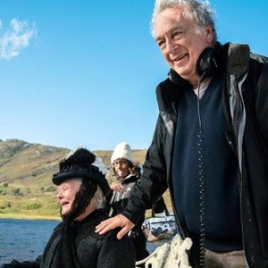 VICTORIA AND ABDUL, FROM LEFT, JUDI DENCH, DIRECTOR STEPHEN FREARS, ON-SET, 2017. PH: PETER MOUNTAIN. ©FOCUS FEATURES