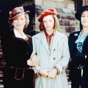 THE DRESSMAKER, from left: Billie Whitelaw, Jane Horrocks, Joan Plowright, 1988, © Euro-american Films