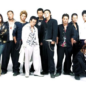 CROWS ZERO, (aka KUROZU ZERO), OGURI Shun (right of center, with chain), YAMADA Takayuki (right of center, hawaiian shirt), 2007. ©Media Blasters