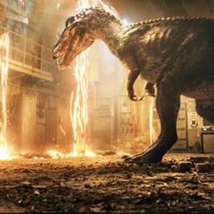 JURASSIC WORLD: FALLEN KINGDOM, FROM LEFT (HIDING IN DOORWAY), BRYCE DALLAS HOWARD, JUSTICE SMITH, 2018. ©UNIVERSAL PICTURES