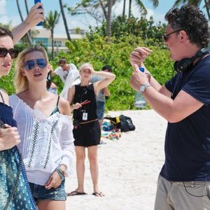 47 METERS DOWN, FROM LEFT: MANDY MOORE, CLAIRE HOLT, DIRECTOR JOHANNES ROBERTS, ON SET, 2017. © DIMENSION FILMS