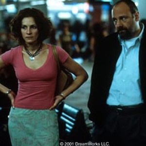 Samantha (JULIA ROBERTS) is taken hostage by Leroy (JAMES GANDOLFINI) in order to insure that Jerry will return with the priceless pistol known as The Mexican in DreamWorks Pictures' THE MEXICAN.