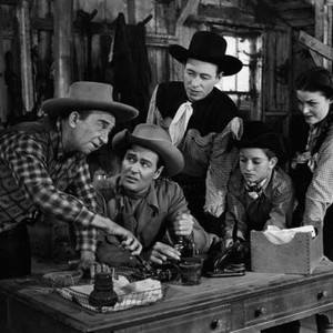 WILD WEST, from left: Roscoe Ates, Lash LaRue, Eddie Dean, Robert Buzz Henry, Louise Curry, 1946