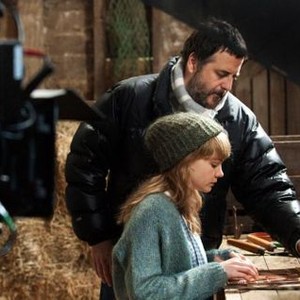 NEVER LET ME GO, l-r: director Mark Romanek, Carey Mulligan on set, 2010, ph: Alex Bailey/TM and Copyright ©Fox Searchlight Pictures