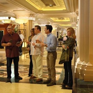 Modern Family, from left: Ed O'Neill, Sofia Vergara, Eric Stonestreet, Ty Burrell, Julie Bowen, 'Las Vegas', Season 5, Ep. #18, 03/26/2014, ©ABC